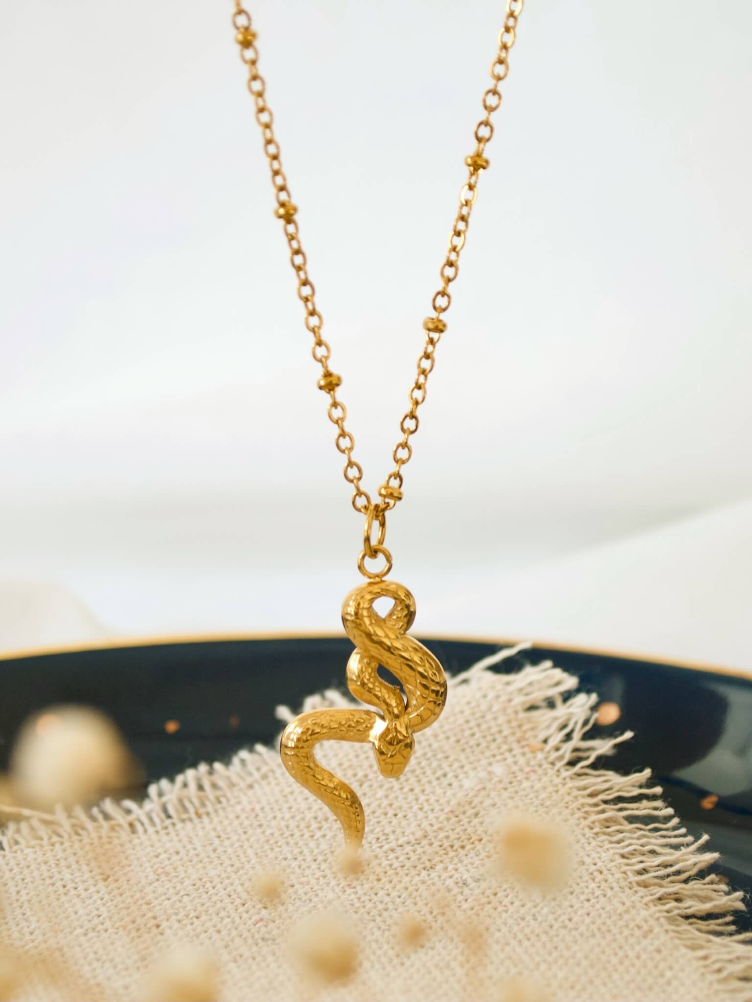 THE SERPENT PENDANT NECKLACE, GOLD